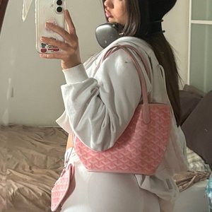 Голая Неонова