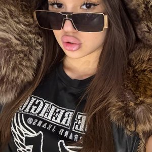 Голая Неонова