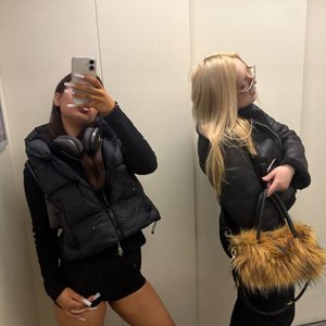 Голая Неонова