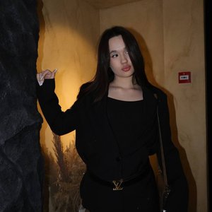 Голая Неонова