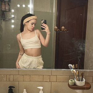 Голая Неонова