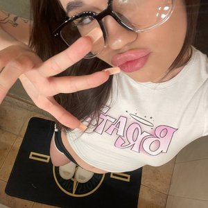 Голая Неонова