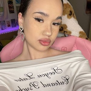 Голая Неонова