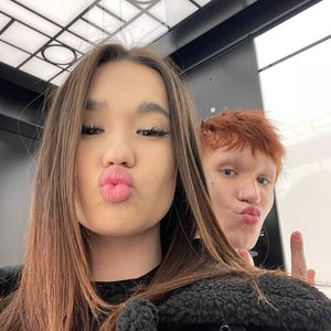 Голая Неонова