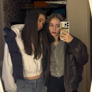 Голая Неонова