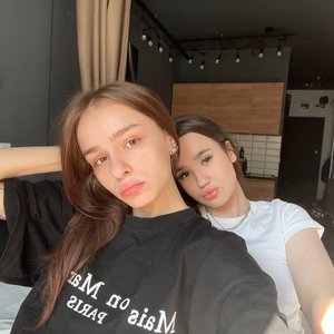 Голая Неонова