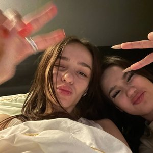 Голая Неонова