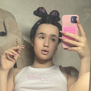 Голая Неонова