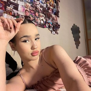 Голая Неонова