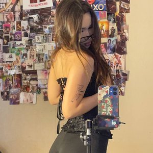 Голая Неонова