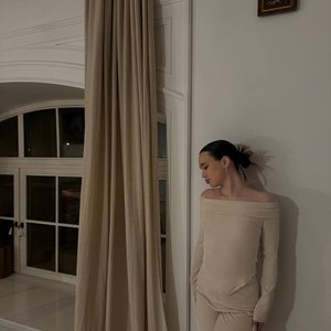 Голая Неонова