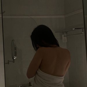 Голая Неонова