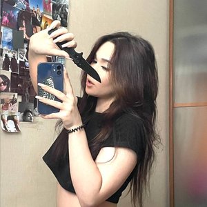 Голая Неонова