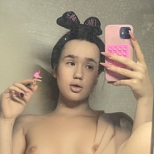 Голая Неонова