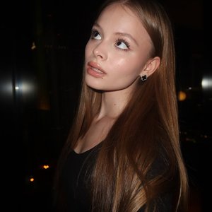 Голая Милана Стар