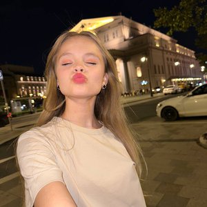 Голая Милана Стар