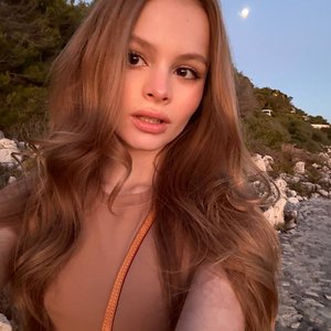 Голая Милана Стар