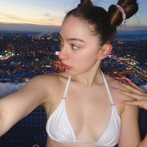 Голая Мэйби Бэйби