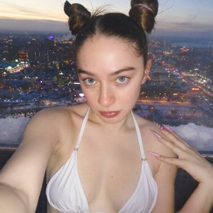 Голая Мэйби Бэйби