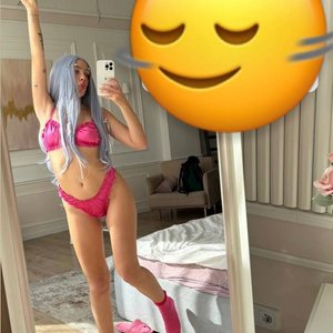 Голая Мэйби Бэйби