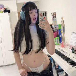 Голая Мэйби Бэйби