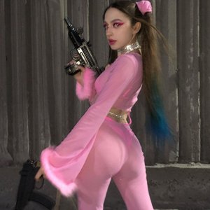 Голая Мэйби Бэйби