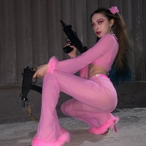 Голая Мэйби Бэйби