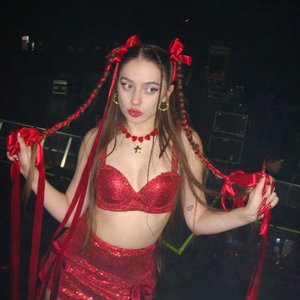 Голая Мэйби Бэйби