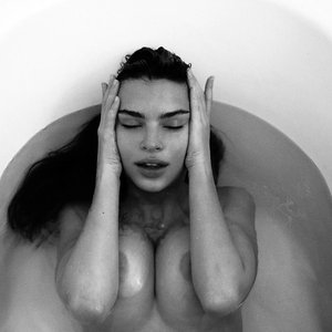 Голая Emily Ratajkowski