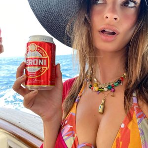 Голая Emily Ratajkowski