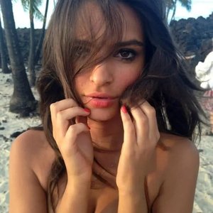 Голая Emily Ratajkowski