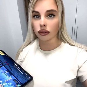 Голая Fensi