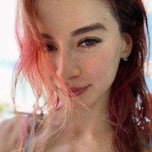 Голая Liqueen