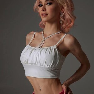 Голая Liqueen