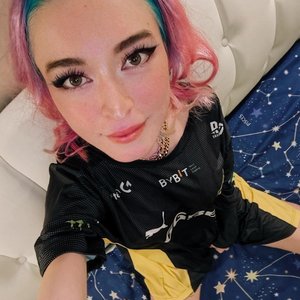 Голая Liqueen