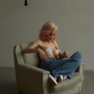 Голая Liqueen