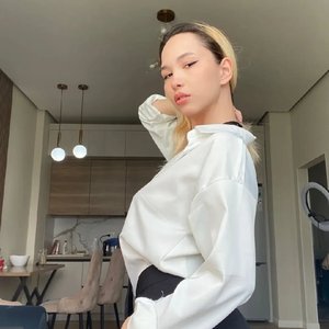 Голая Лил Карина