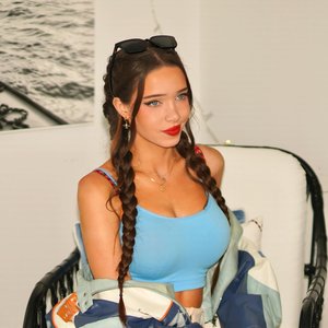 Голая Lydia Violet