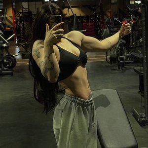 Голая Musclekitty