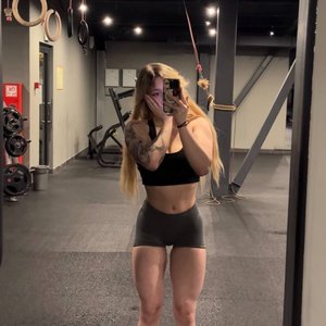 Голая Musclekitty