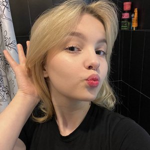 Голая Naughty Kitten