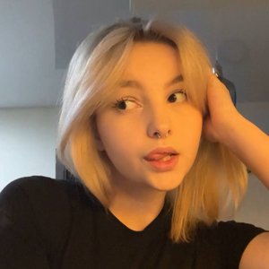 Голая Naughty Kitten