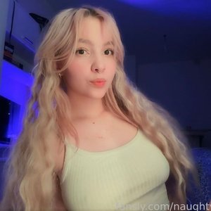 Голая Naughty Kitten