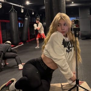 Голая Naughty Kitten