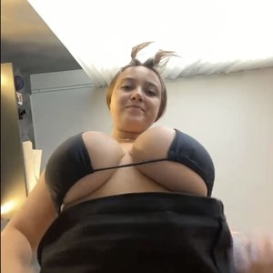 Голая Tudaasudaa
