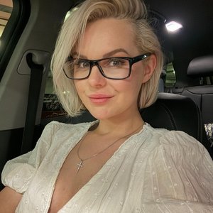 Голая Алиса Вокс