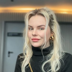 Голая Алиса Вокс