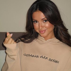 Голая Нюша