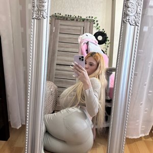 Голая Kitty Keettt