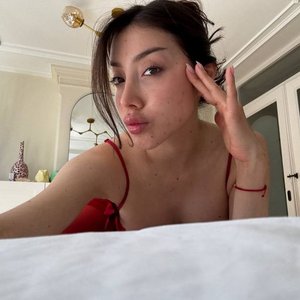 Голая Ruth Lee